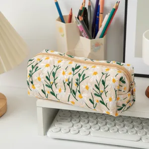 Detailansicht einer großen Canvas-Aufbewahrungstasche mit eleganter Gänseblümchen-Stickerei
