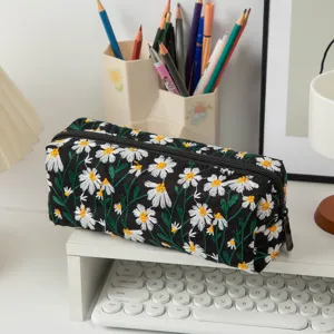 Handgefertigte schwarze Canvas-Tasche mit Gänseblümchen-Stickerei für Schreibwaren