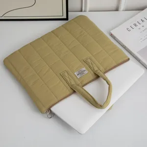 Detailansicht einer gelben gesteppten stoßfesten Laptoptasche für 11-15 Zoll Geräte.
