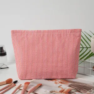 Große rot gestreifte Seersucker Kosmetiktasche mit professionellen Make-up Pinseln.