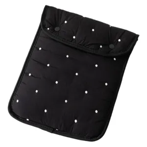 Funda acolchada negra para portátil con lunares bordados blancos y botones de presión
