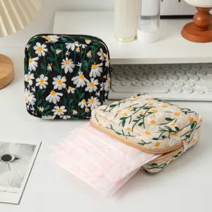 Detailansicht der bestickten Segeltuchtasche mit Gänseblümchen für Damenhygieneartikel.