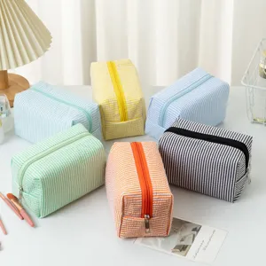 Set von sechs bunten Seersucker-Kosmetiktaschen mit lebhaften Streifenmustern für Reisen