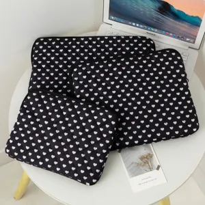 Καπιτονέ μαύρες θήκες για laptop και tablet με λευκό σχέδιο καρδιάς σε τρία διαφορετικά μεγέθη