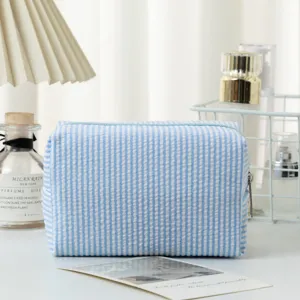 Blau-weiß gestreifte Seersucker-Kosmetiktasche für die Reise-Toilettenartikel