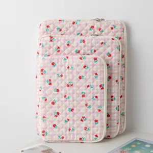 Τρεις καπιτονέ θήκες laptop με φλοράλ σχέδιο σε μεγέθη 11, 13 και 15 ιντσών.