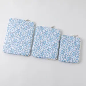 Trois tailles de housses d'ordinateur matelassées à fleurs bleues pour 11, 13, 15 p.