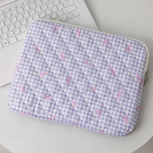 Καπιτονέ θήκη iPad σε λεβάντα καρό σχέδιο με χαριτωμένα ροζ φιογκάκια λεπτομέρεια.