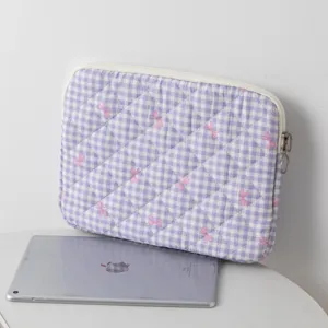 Λεπτομέρεια της καπιτονέ μωβ καρό θήκης iPad με ροζ φιόγκους