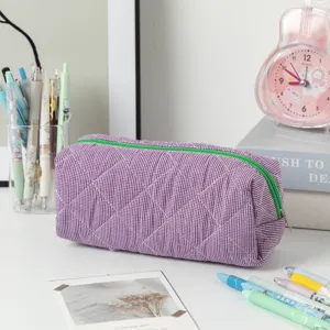 Dettaglio dell'astuccio trapuntato a quadretti viola di grande capacità con cerniera verde