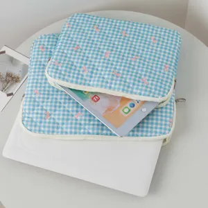 Λεπτομέρεια tablet σε μπλε καρό καπιτονέ θήκη με ροζ σχέδιο φιόγκου για προστασία