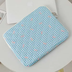 Λεπτομερής προβολή καπιτονέ θήκης tablet με μπλε καρό και χαριτωμένα ροζ φιόγκους μοτίβο