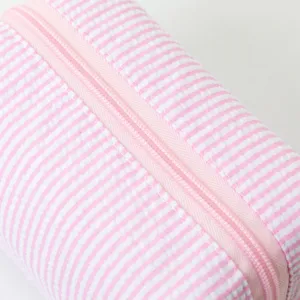 Detailansicht der rosa-weiß gestreiften Seersucker-Kosmetiktasche mit Reißverschluss