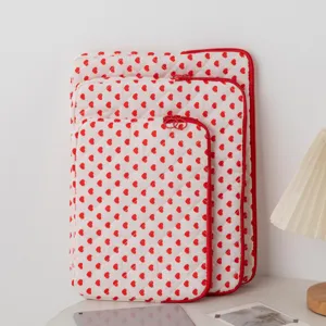 Λεπτομερής όψη της καπιτονέ θήκης tablet με επαναλαμβανόμενο σχέδιο κόκκινης καρδιάς