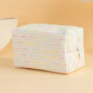 Dettaglio macro di una borsa per trucchi in tela resistente a righe arcobaleno