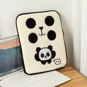 Gros plan détaillé d'une housse d'ordinateur portable avec broderie panda mignon