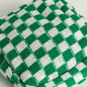 Vue macro montrant la texture damier tissé vert et blanc de ce sac à cosmétiques.
