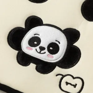 Vue détaillée de la broderie panda mignonne sur une housse d'ordinateur portable crème