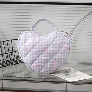 Herzförmige lila karierte gesteppte Kosmetiktasche mit rosa Schleifen und Tragegriff