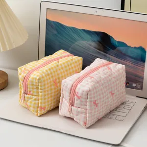 Vista dettagliata di borse cosmetiche trapuntate a quadretti con fiocchi rosa