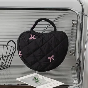 Schwarze gesteppte Tasche in Herzform mit rosa Schleifenstickerei