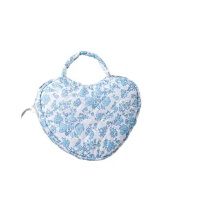 Herzförmige gesteppte Kosmetiktasche mit blauem Blumenmuster und praktischem Tragegriff