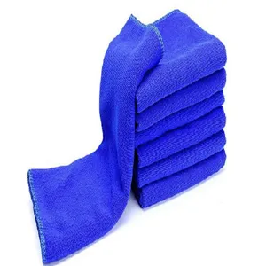 Nahaufnahme des blauen, saugfähigen Mikrofaser-Haustierhandtuchs mit sauberen Nähten