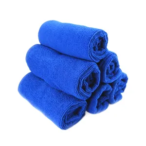 Set mit extrem saugfähigen blauen Mikrofasertüchern für die Pflege von Haustieren