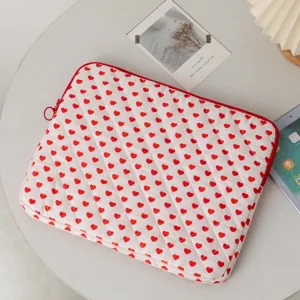 Προστατευτική θήκη iPad με κόκκινα σχέδια καρδιάς και φερμουάρ σε λευκό γραφείο