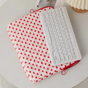 Προστατευτική θήκη laptop με κόκκινες καρδιές και λευκό ασύρματο πληκτρολόγιο γραφείου