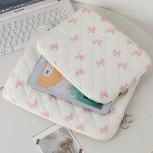 Προστατευτική θήκη iPad με χαριτωμένα ροζ σχέδια φιόγκου σε περιβάλλον εργασίας
