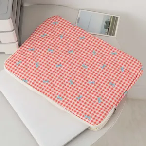 Λεπτομέρεια από κόκκινη καρό θήκη iPad με χαριτωμένο κέντημα μπλε φιόγκου για προστασία