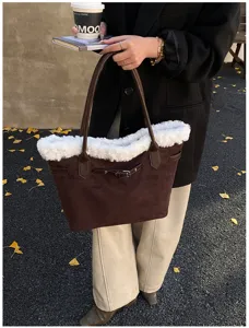 Vue détaillée d'un sac cabas en daim marron avec bordure en fourrure blanche douce