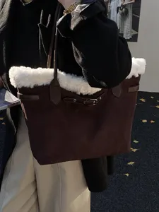 Sac fourre-tout élégant en faux suède pour l'automne avec garniture en fausse fourrure