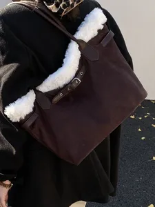 Sac cabas en daim marron avec bordure en fausse fourrure blanche et boucle élégante