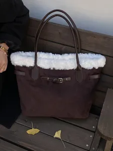 Sac fourre-tout élégant en faux suède marron avec garniture en fausse fourrure blanche