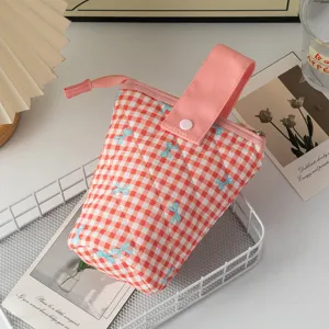 Trousse à crayons matelassée à carreaux rouges avec nœuds bleus et poignée rose