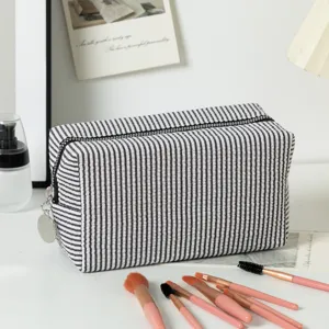 Große gestreifte Seersucker-Kosmetiktasche für Reisen und Organisation von Pinseln