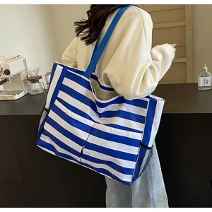 Große blau-weiß gestreifte Tragetasche mit seitlichen Netztaschen am Modell