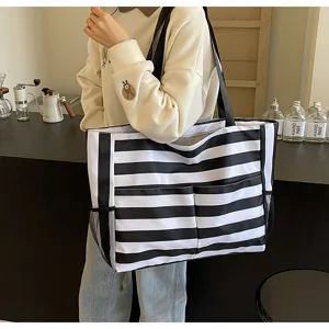 Detailansicht schwarz-weiß gestreifte Shopper-Tasche mit Netztasche für Reisen
