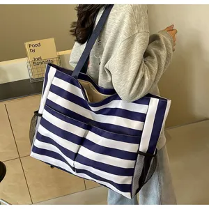 Große blau-weiß gestreifte Tragetasche mit Netztaschen für Strand oder Einkaufen