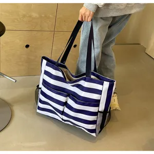 Große blau-weiß gestreifte Einkaufstasche mit Taschen, lässiger Strand- und Shopper