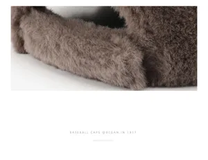 Gros plan détaillé sur le tissu en peluche marron doux de cette casquette d'hiver