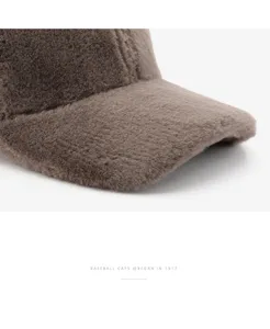Gros plan montrant la texture douce et pelucheuse d'une casquette de baseball d'hiver