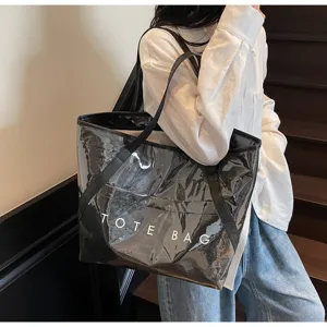 Nahaufnahme einer großen schwarzen transparenten PVC-Jelly-Tote-Bag, getragen von einem Modell