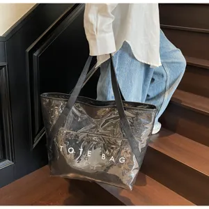 Große glänzende schwarze PVC Jelly Tote Bag mit TOTE BAG Aufdruck für den Alltag