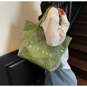 Detailansicht einer grünen Jelly-Tote-Bag mit PVC-Textur und Logo.