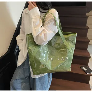Detail einer großen grünen Dupont-Papiertasche mit TOTE BAG-Aufdruck