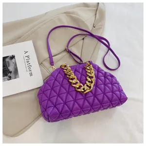 Detailansicht der lila gesteppten PU-Ledertasche mit dicker Goldkette.