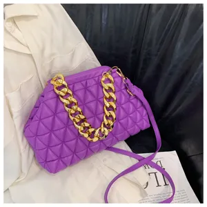 Detailansicht der lila gesteppten Handtasche mit goldener Kette und PU-Ledertextur